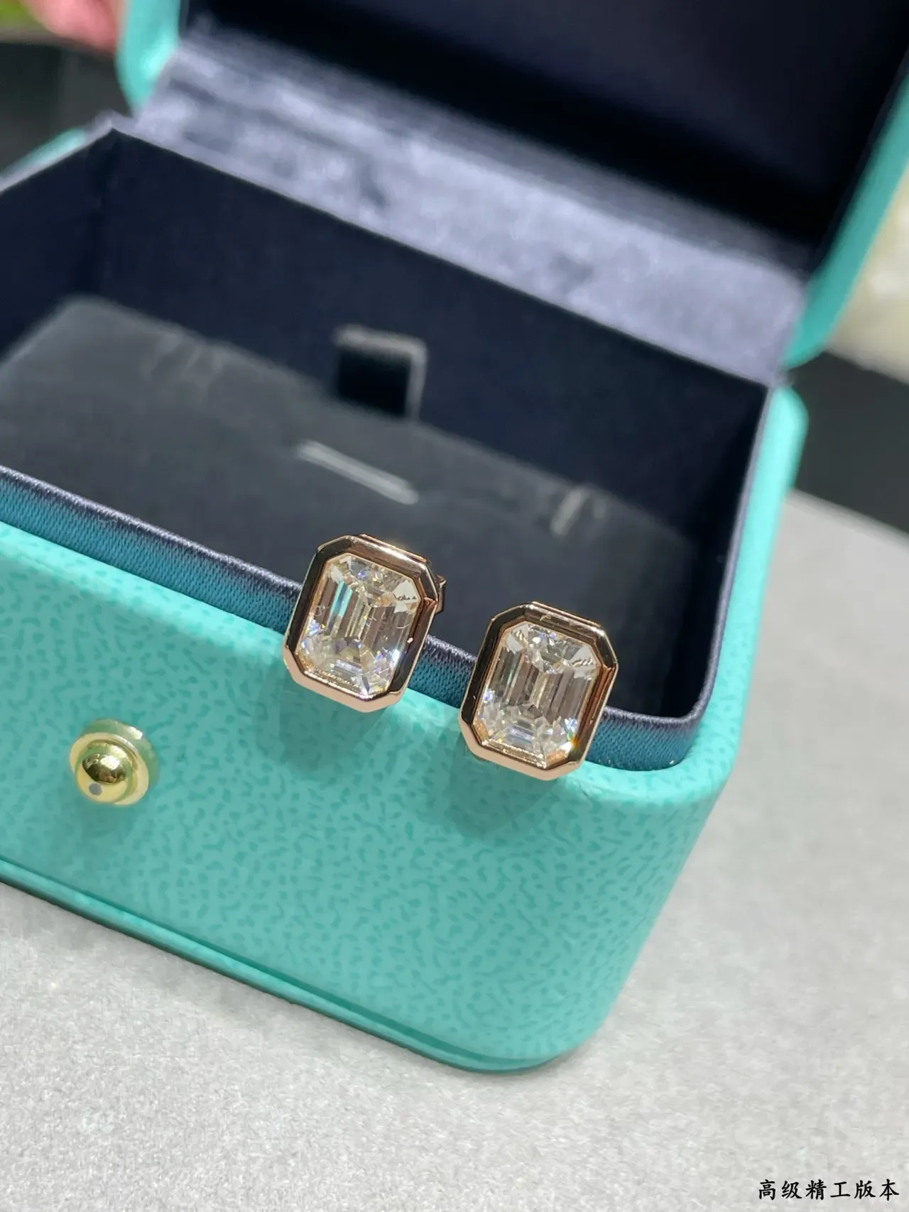 Tiffany & Co. Boucles d'oreilles à coupe émeraude serti à biseau 6