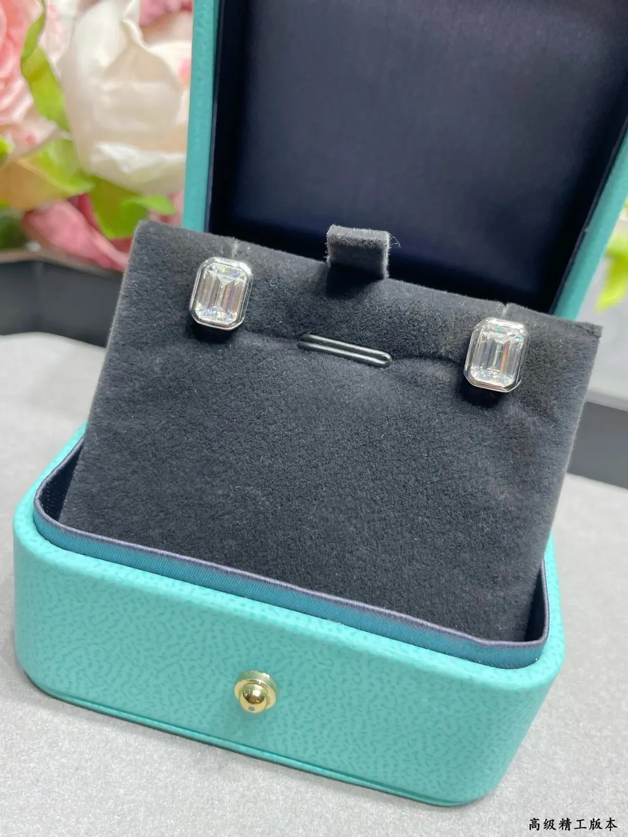 Tiffany & Co. Boucles d'oreilles à coupe émeraude serti à biseau 7