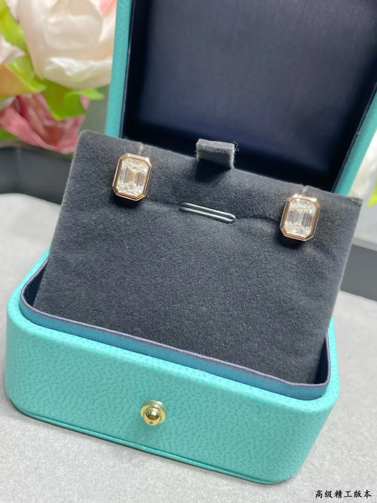Tiffany & Co. Boucles d'oreilles à coupe émeraude serti à biseau 8