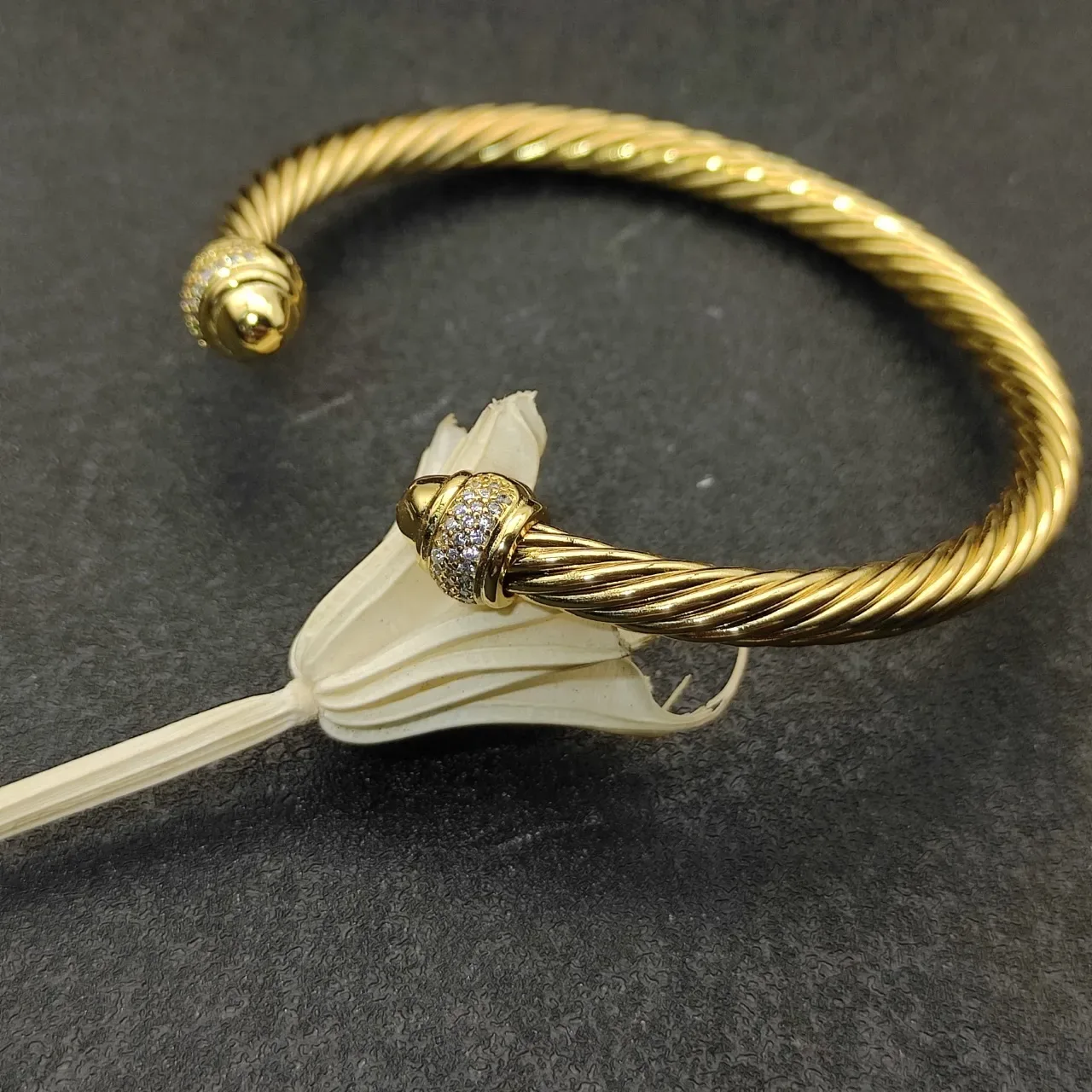 Tiffany & Co. HardWear Cabo Retorcido Capuchão Diamantes Pavé Pulseira de Ouro 2