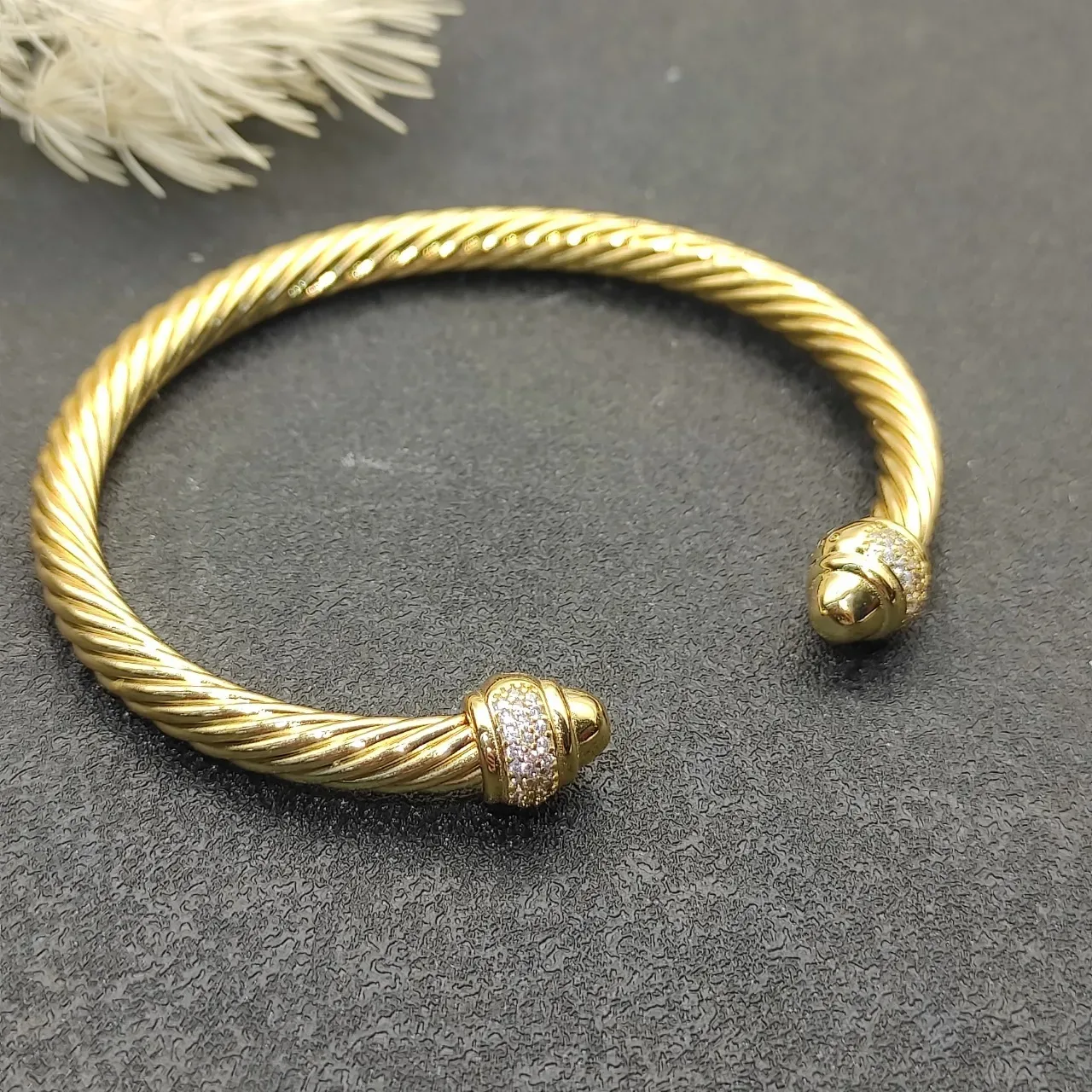 Tiffany & Co. HardWear Cabo Retorcido Capuchão Diamantes Pavé Pulseira de Ouro 9