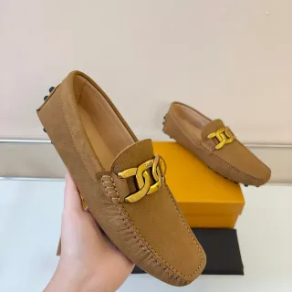 Mocassins Tod's Gommino en cuero tan con textura pebbled y hebilla de cadena de oro