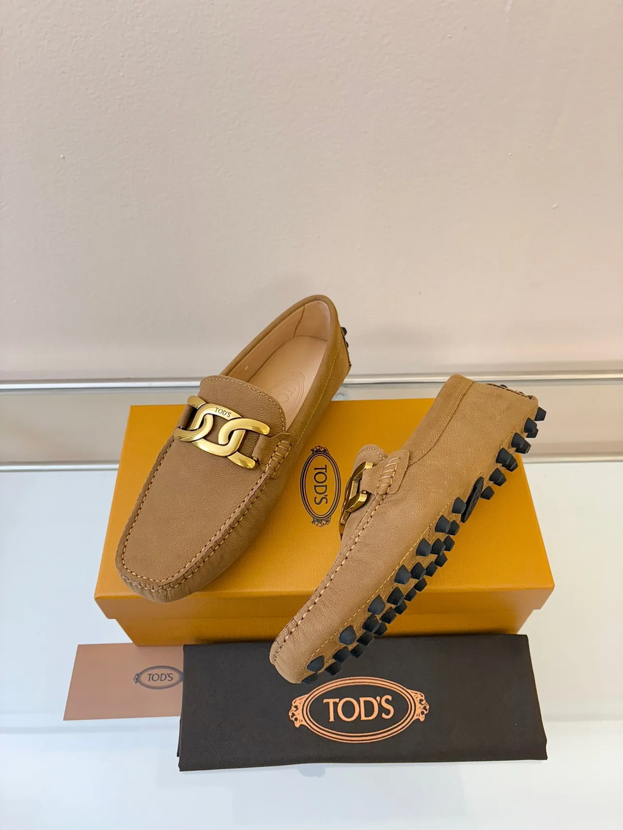 Mocassins Tod's Gommino en cuir pebbled tan avec boucle chaîne dorée 2