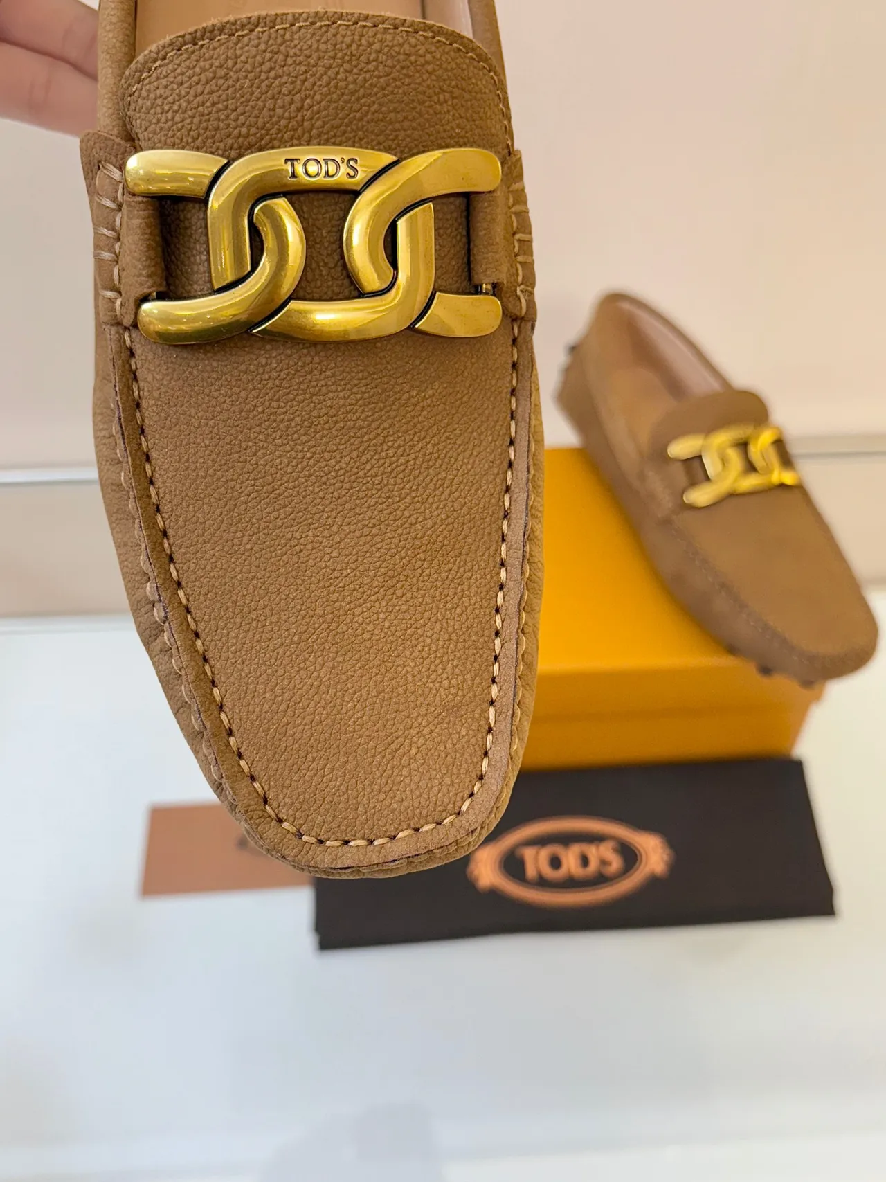 Mocassins Tod's Gommino en cuir pebbled tan avec boucle chaîne dorée 3