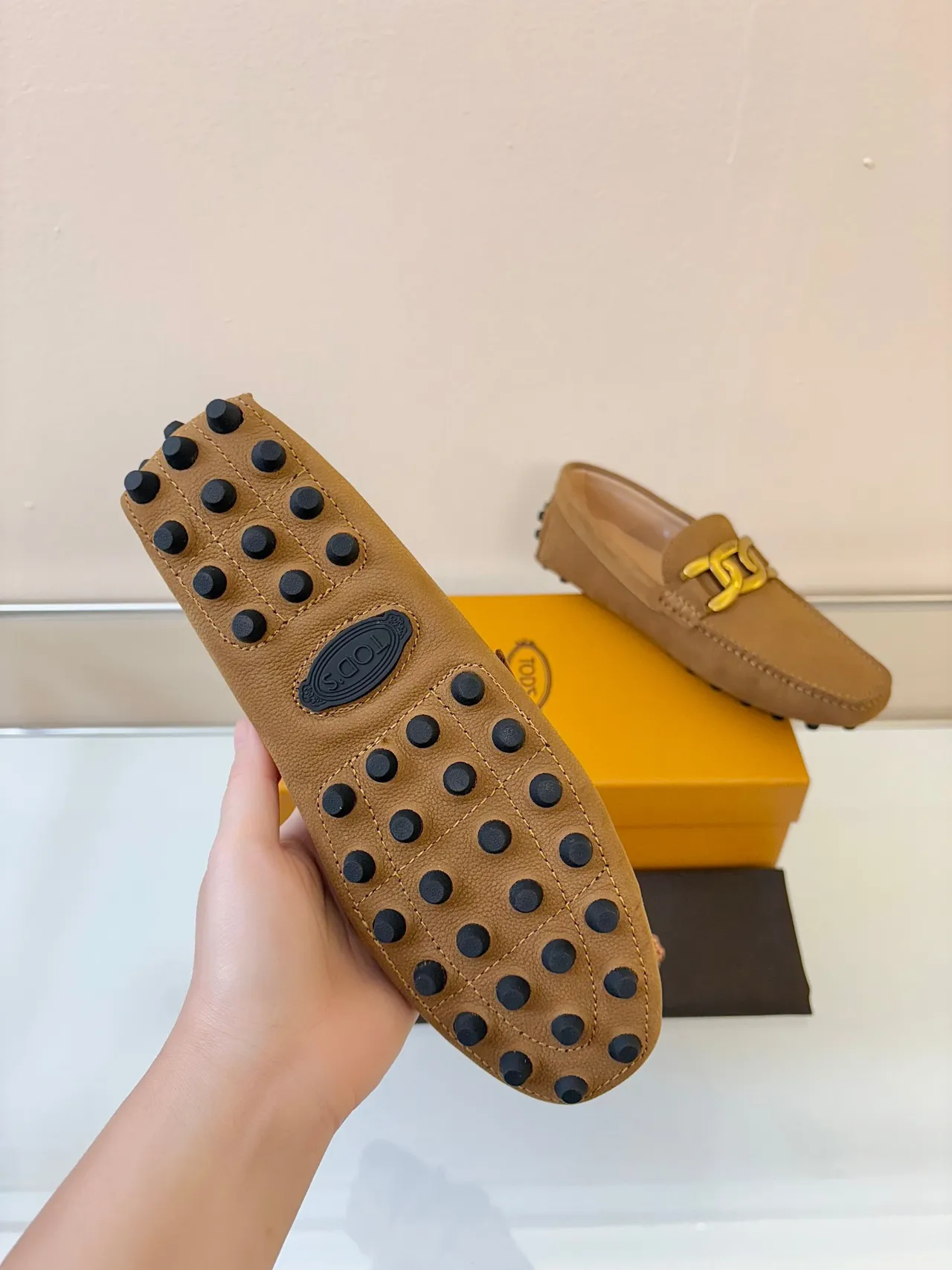 Mocassins Tod's Gommino en cuir pebbled tan avec boucle chaîne dorée 5