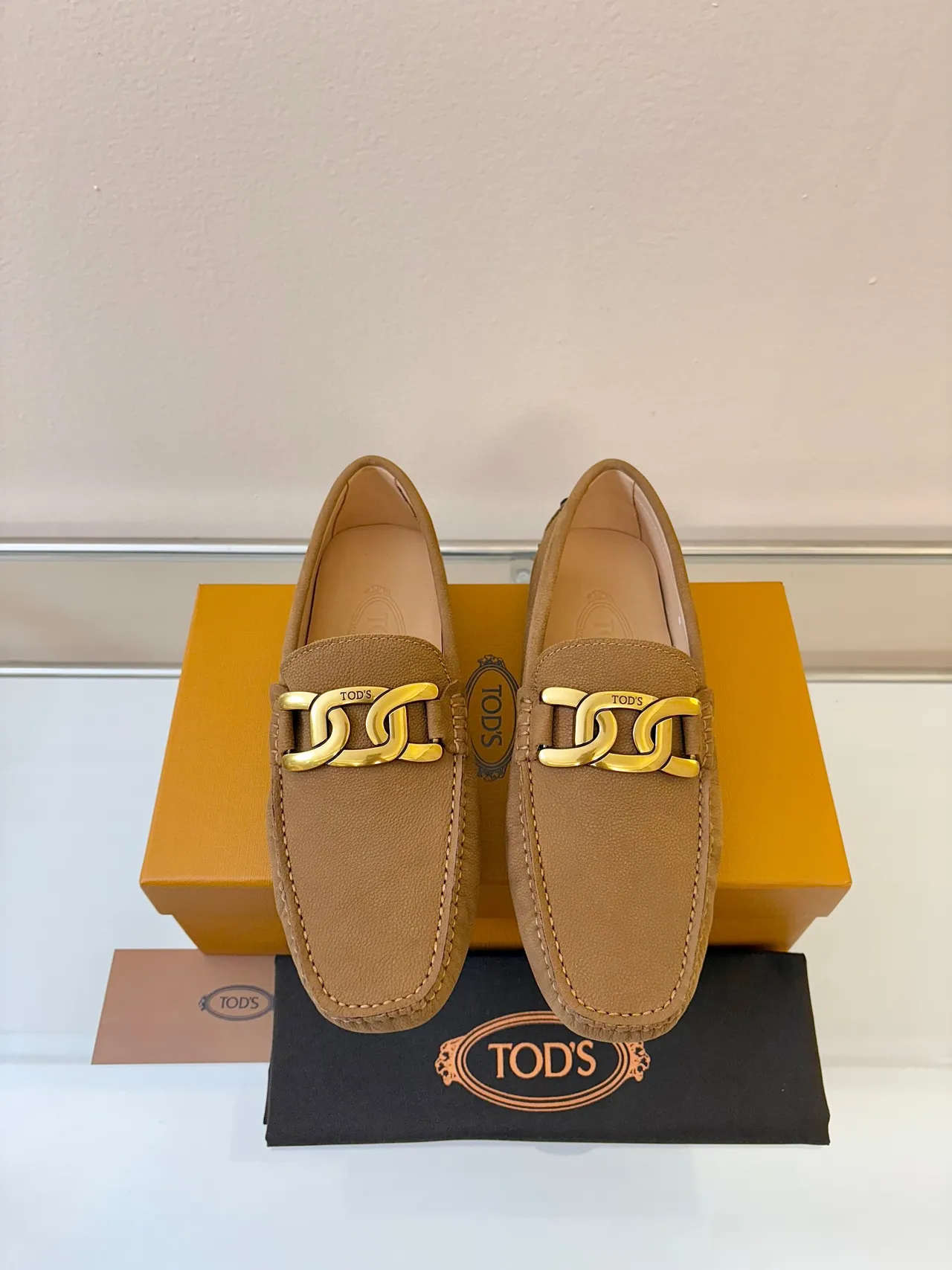 Mocassins Tod's Gommino en cuir pebbled tan avec boucle chaîne dorée 6
