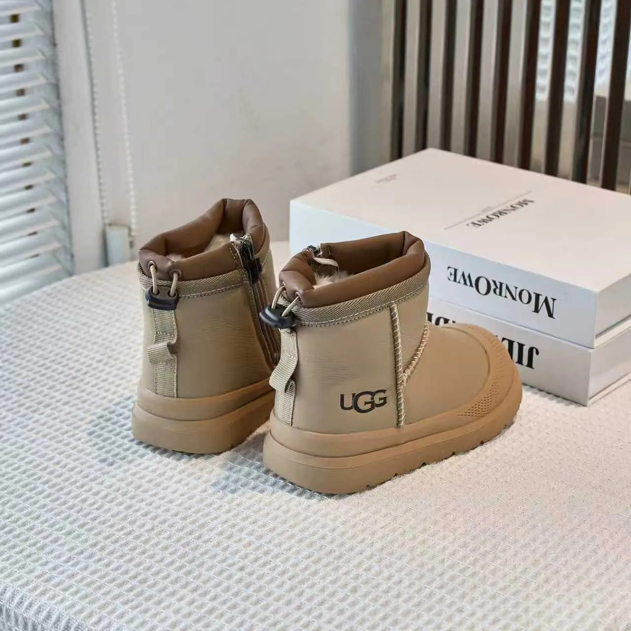 UGG بيج براون مزود بسحاب مبطنة بالشيرلينج أحذية ثلجية 2