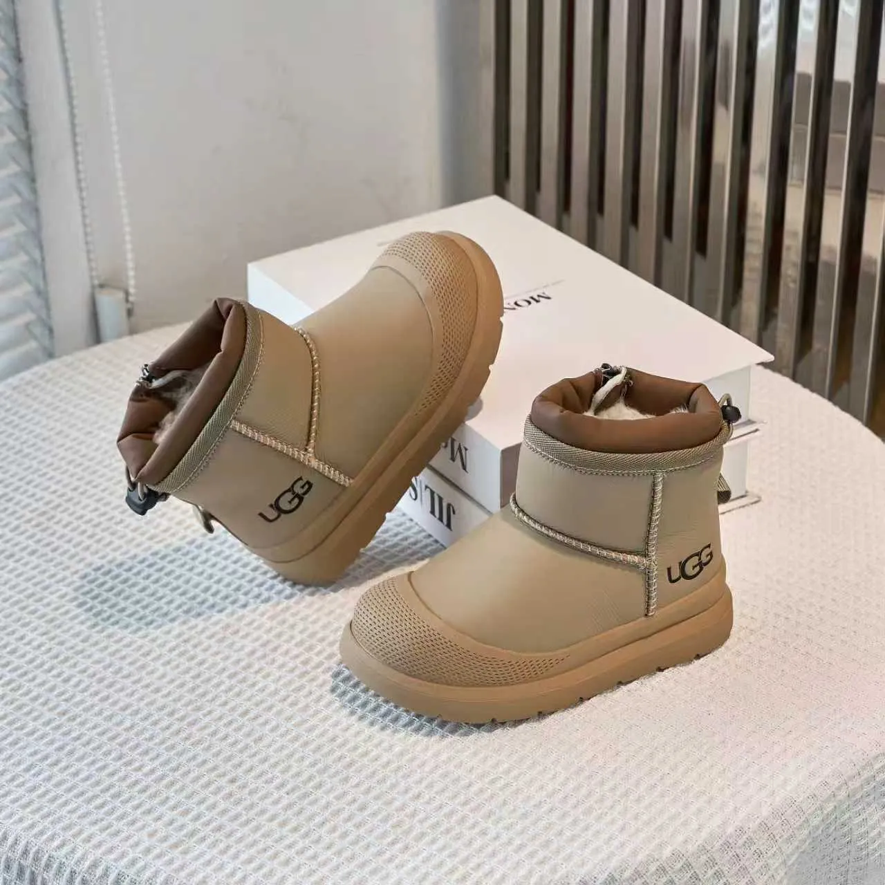 UGG بيج براون مزود بسحاب مبطنة بالشيرلينج أحذية ثلجية 3