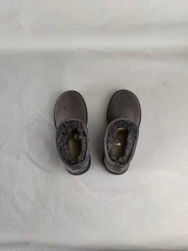 UGG Classic Mini 炭灰色雪地靴 2