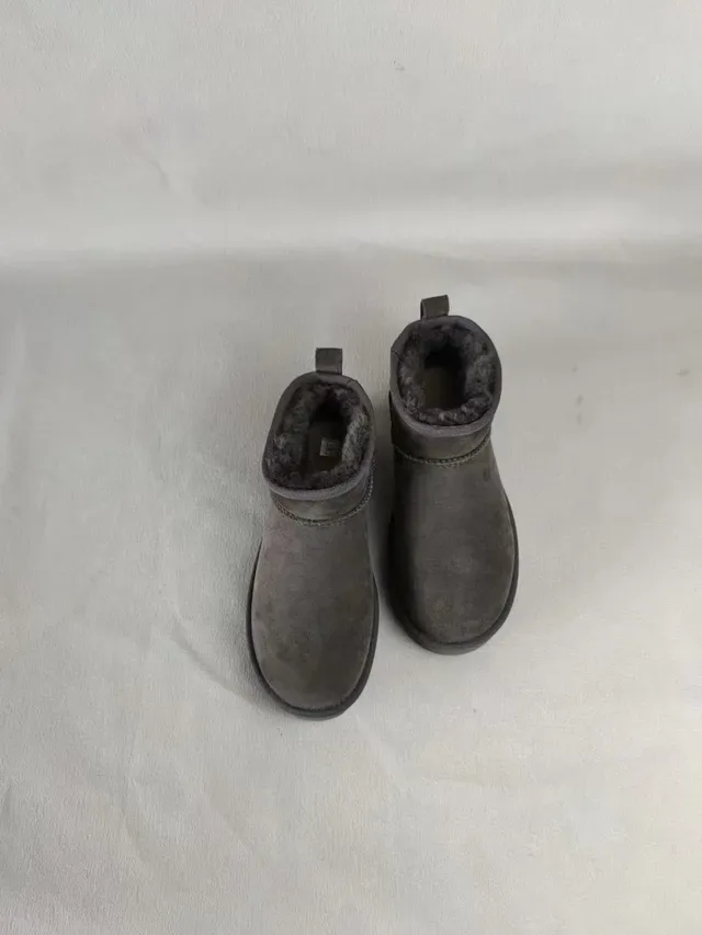 UGG Classic Mini 炭灰色雪地靴 3