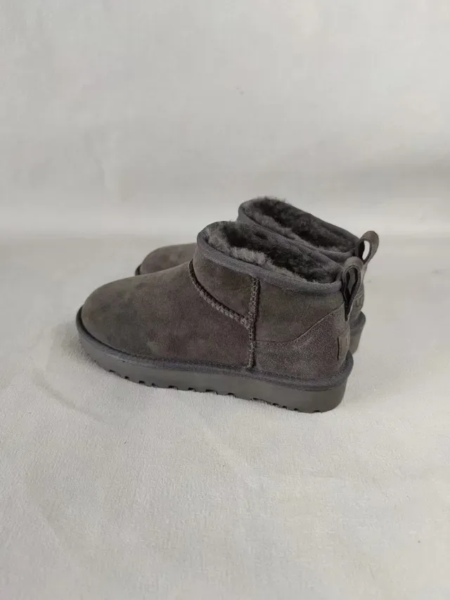 UGG Classic Mini 炭灰色雪地靴 4