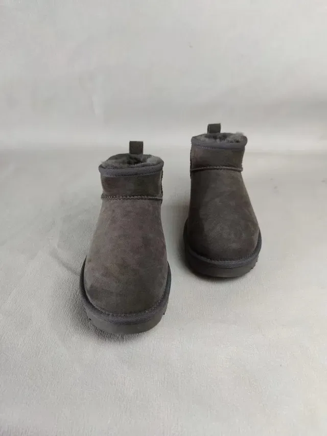 UGG Classic Mini 炭灰色雪地靴 7