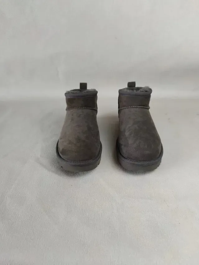 UGG Classic Mini 炭灰色雪地靴 8