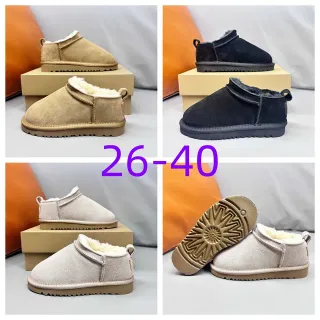 UGG क्लासिक शॉर्ट भूरा सूड शियरलिंग-लाइंड स्नो बूट्स