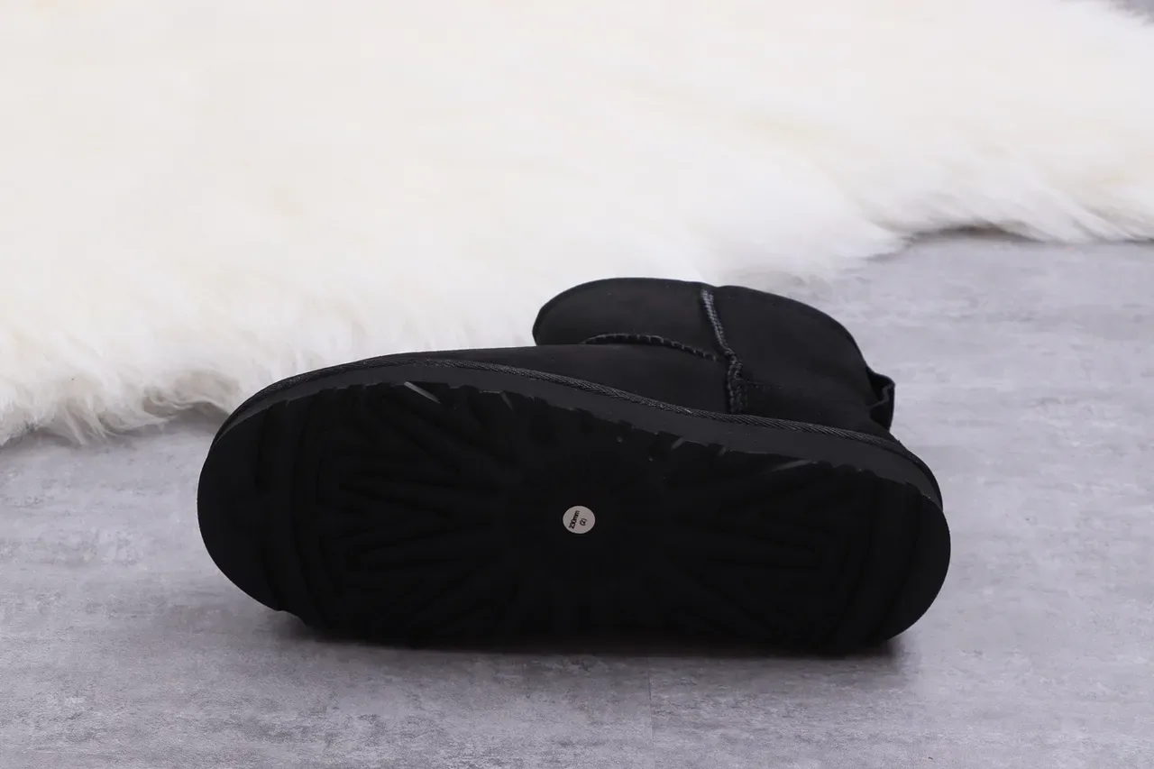 UGG Classic Short 黑色麂皮羊毛内里雪靴 9