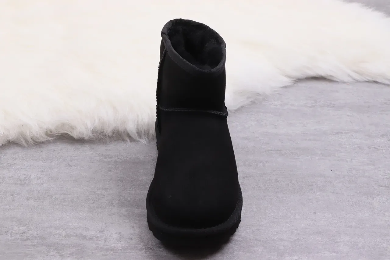 UGG Classic Short 黑色麂皮羊毛内里雪靴 10