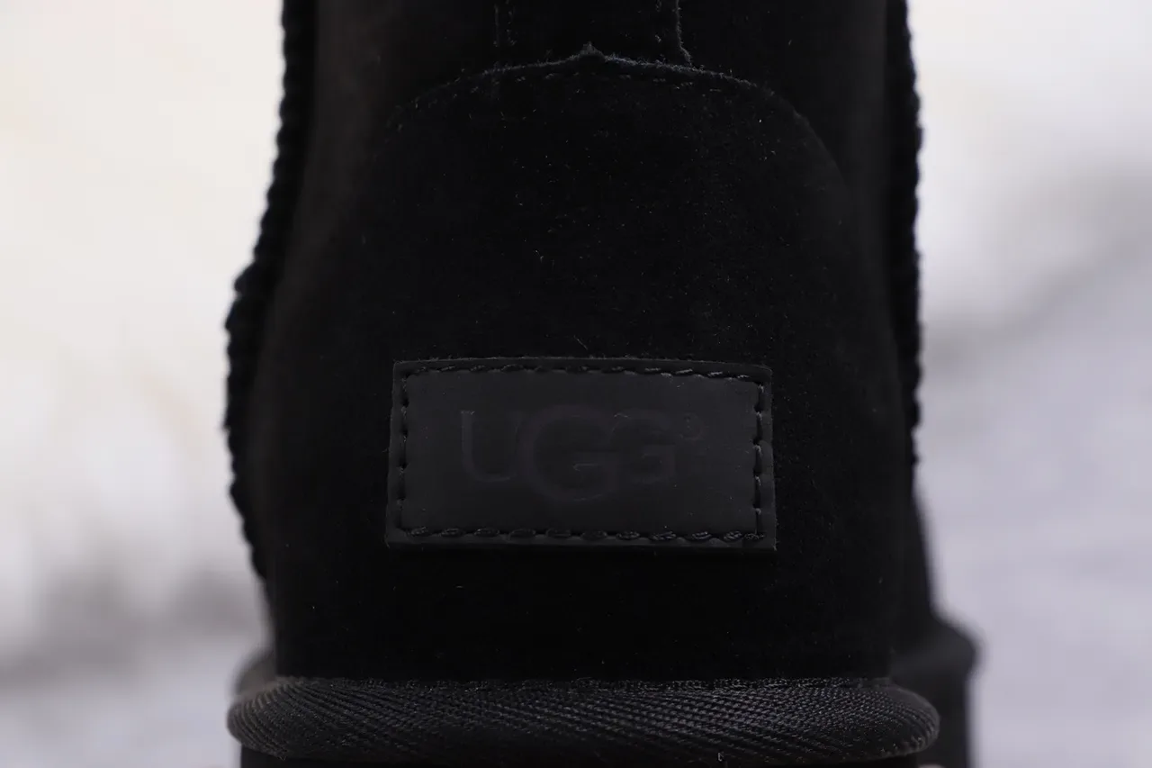 UGG Classic Short 黑色麂皮羊毛内里雪靴 11