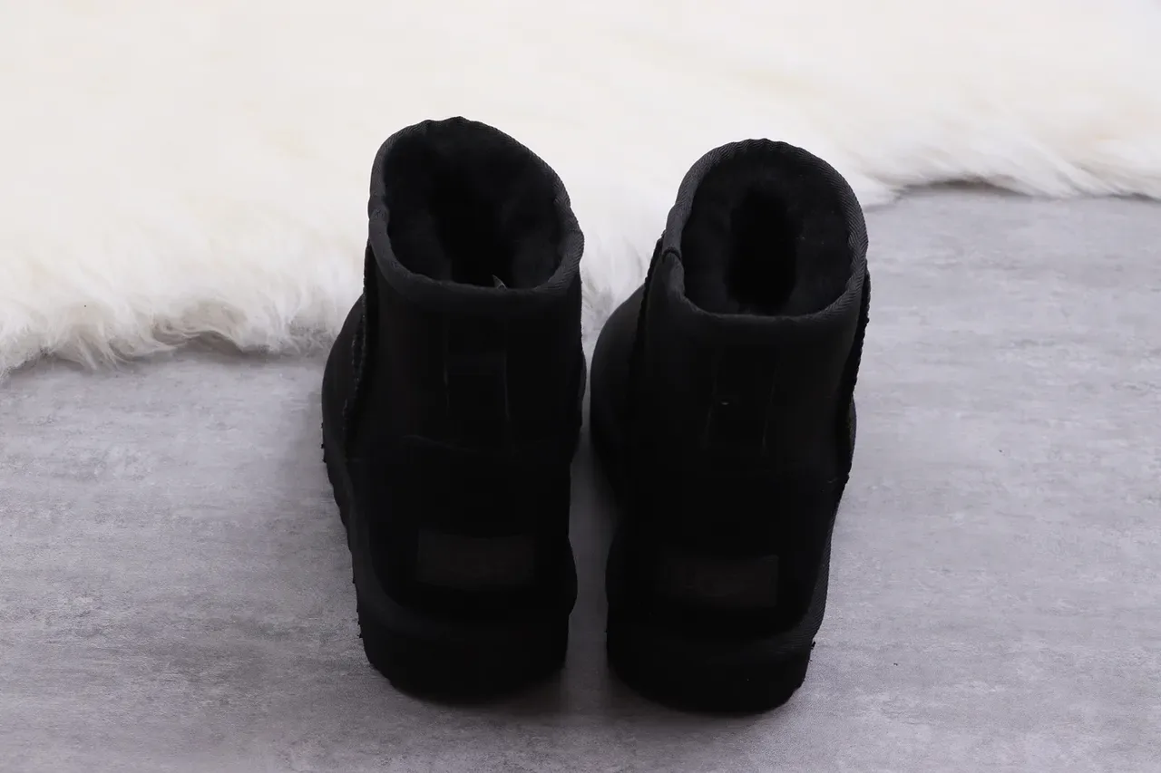 UGG Classic Short 黑色麂皮羊毛内里雪靴 12