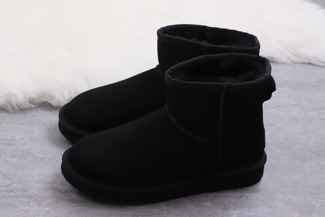 UGG Classic Short 黑色麂皮羊毛内里雪靴 13