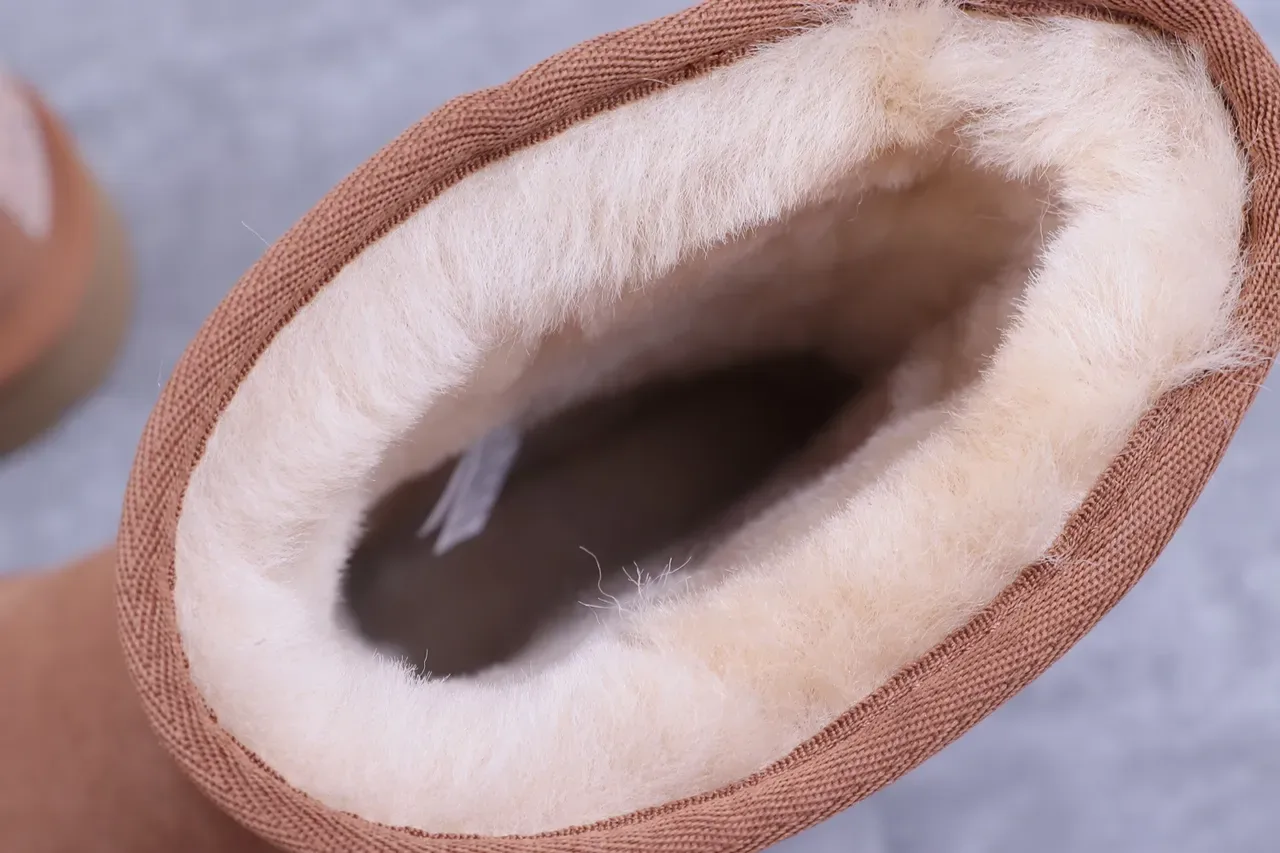 UGG Classic Short Bottes de Neige en Daim Châtain Fourrées de Shearling 2