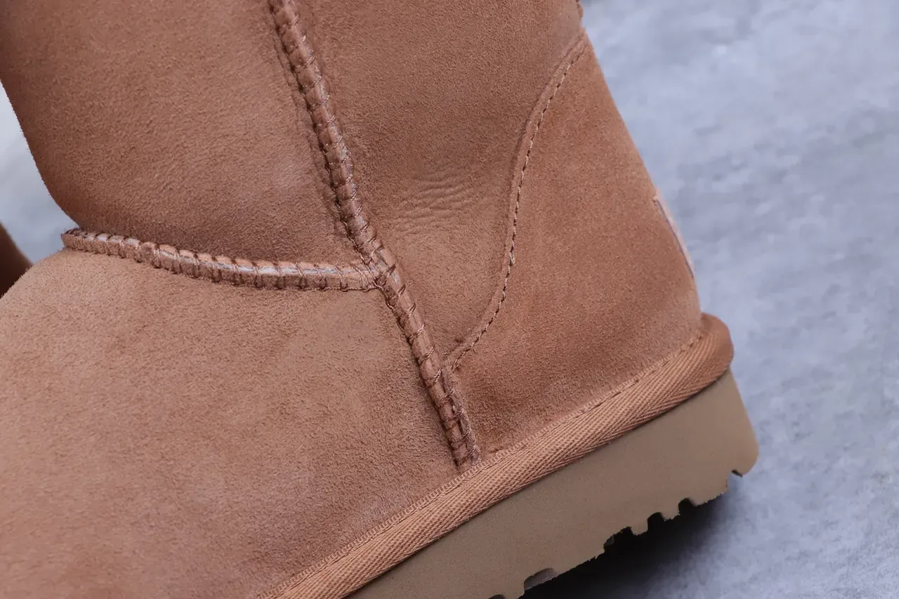 UGG Classic Short Bottes de Neige en Daim Châtain Fourrées de Shearling 3