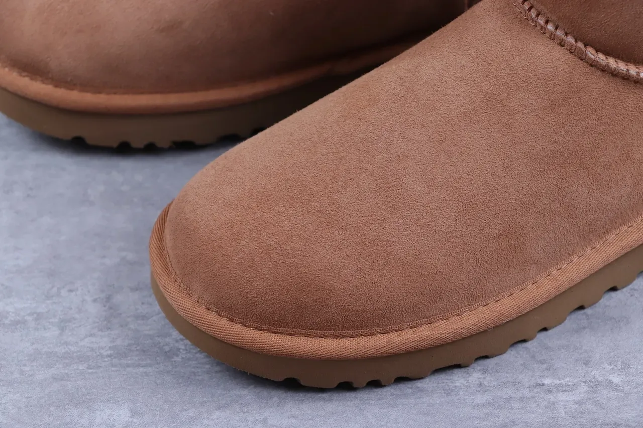 UGG Classic Short Bottes de Neige en Daim Châtain Fourrées de Shearling 4