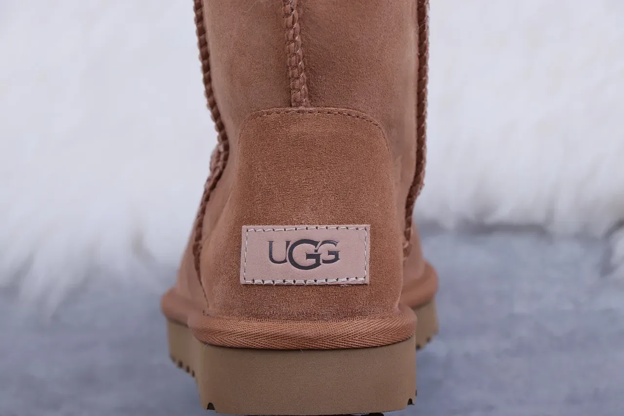 UGG Classic Short Bottes de Neige en Daim Châtain Fourrées de Shearling 5