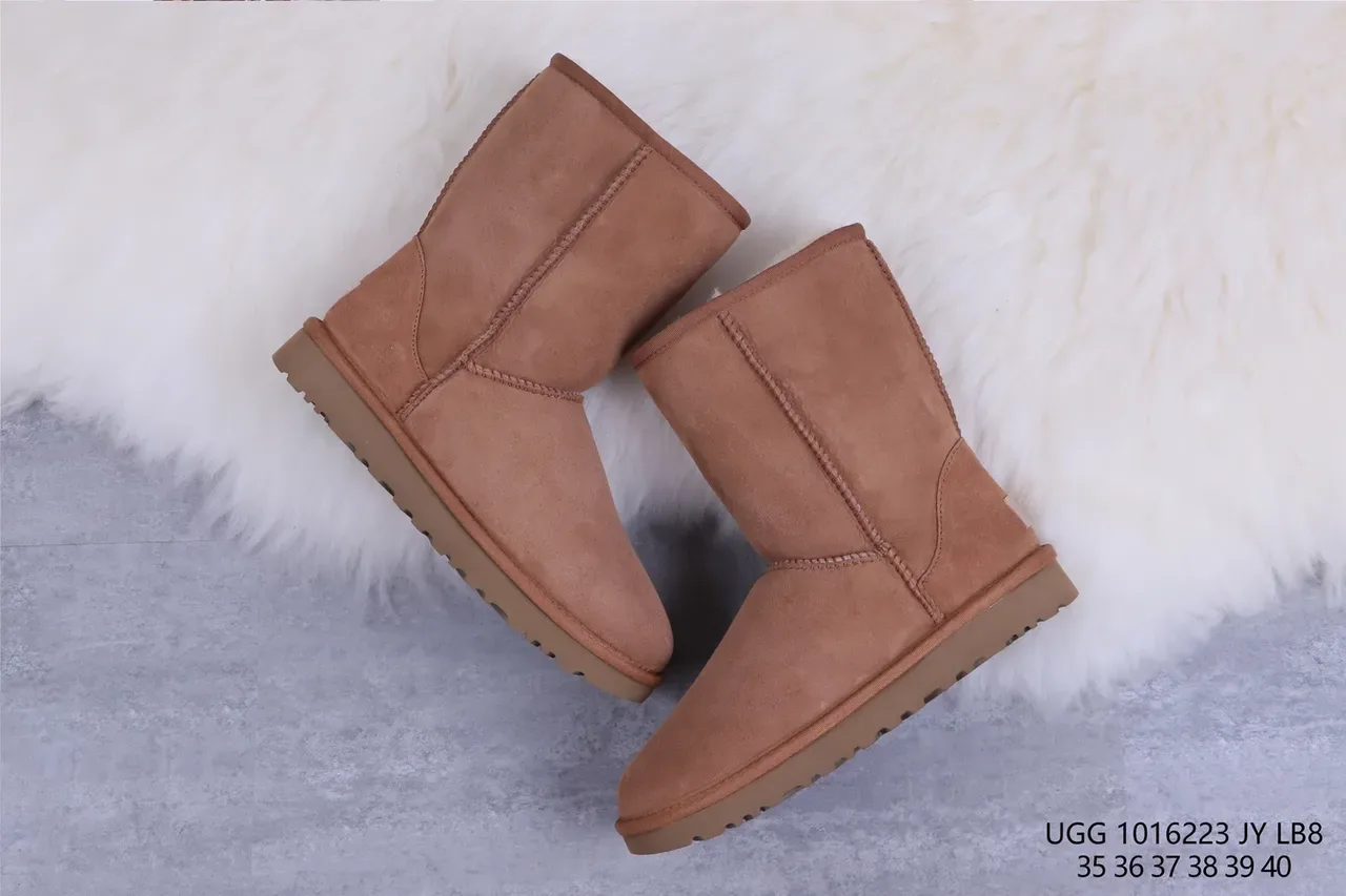 UGG Classic Short Bottes de Neige en Daim Châtain Fourrées de Shearling 7