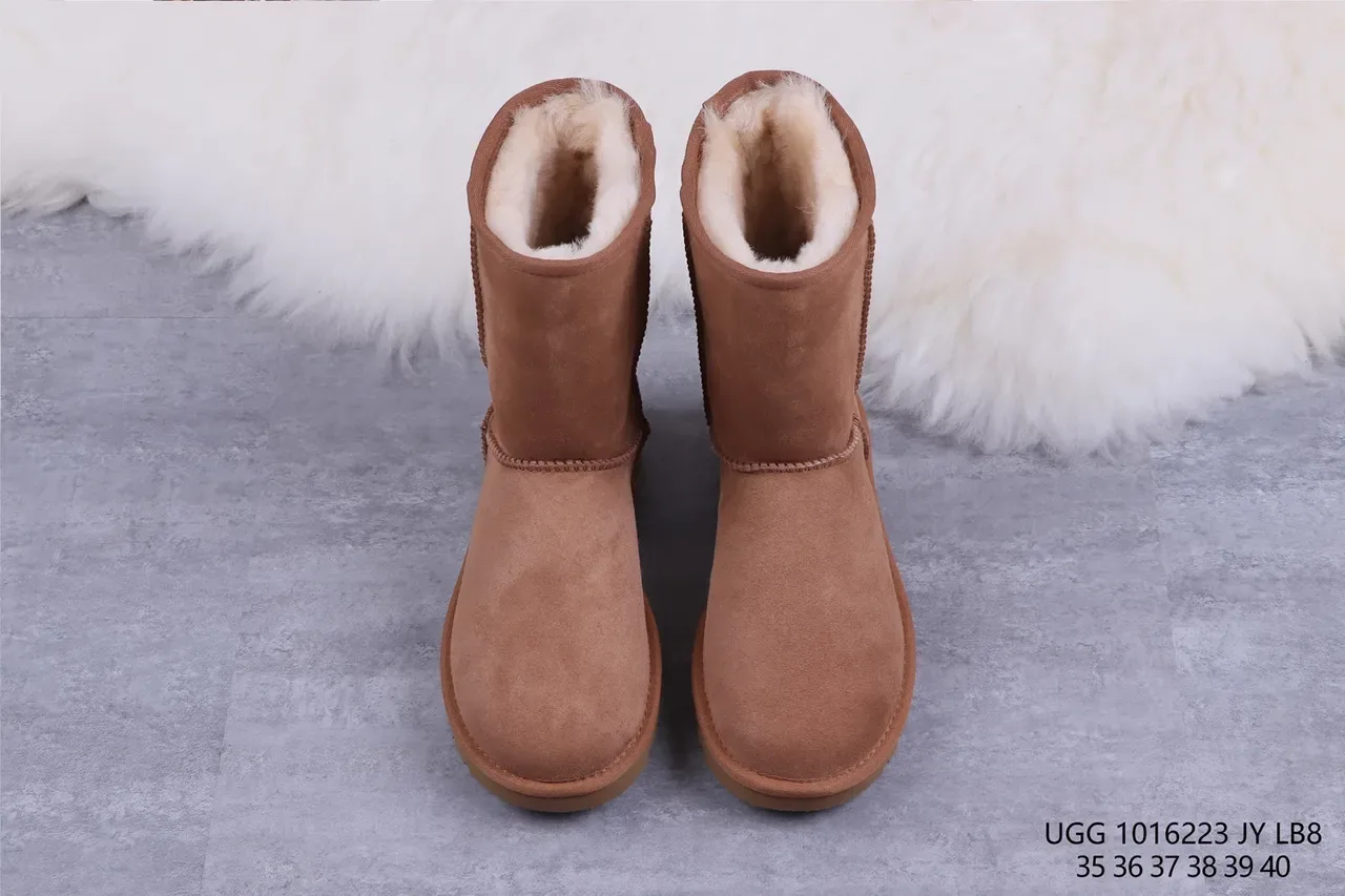 UGG Classic Short Bottes de Neige en Daim Châtain Fourrées de Shearling 9