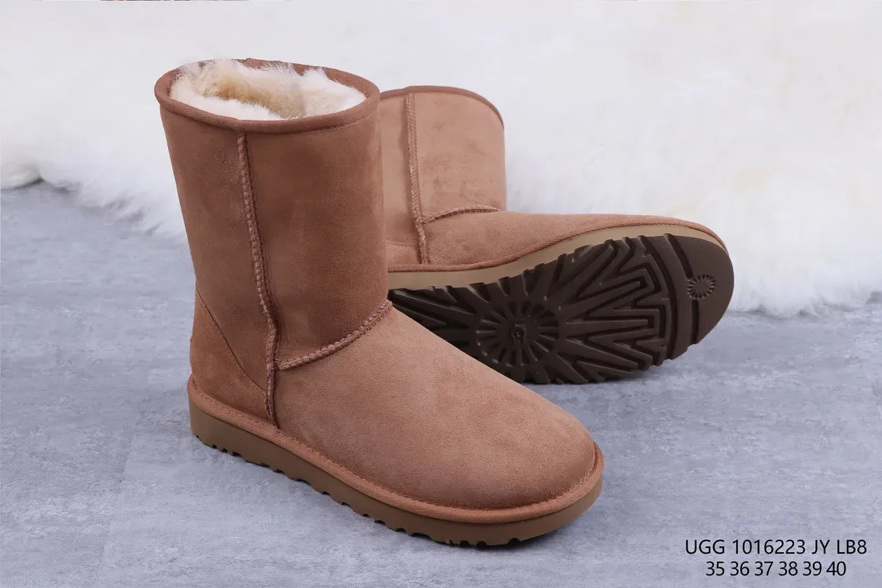 UGG Classic Short Bottes de Neige en Daim Châtain Fourrées de Shearling 10