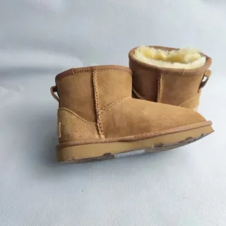 UGG Classic Short Botas de nieve de ante color tan forradas con shearling