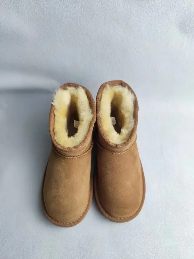 UGG Classic Short Botas de nieve de ante color tan forradas con shearling 3