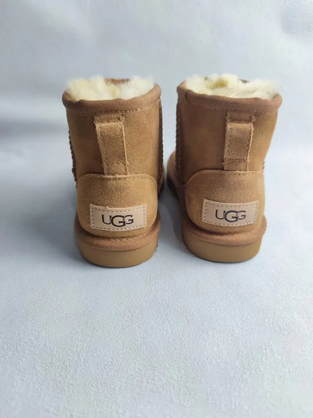 UGG Classic Short Botas de nieve de ante color tan forradas con shearling 5