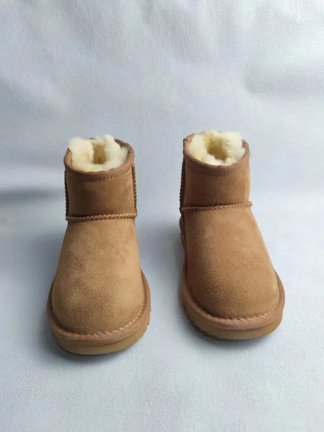 UGG Classic Short Botas de nieve de ante color tan forradas con shearling 6
