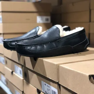 UGG Tasman Mocasines de cuero negro con forro de piel de cordero