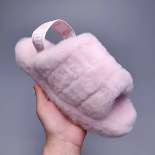 UGG Tasman गुलाबी फ्लफी शियरलिंग स्लाइड चप्पल