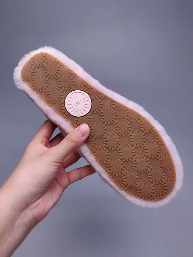 UGG Tasman गुलाबी फ्लफी शियरलिंग स्लाइड चप्पल 6