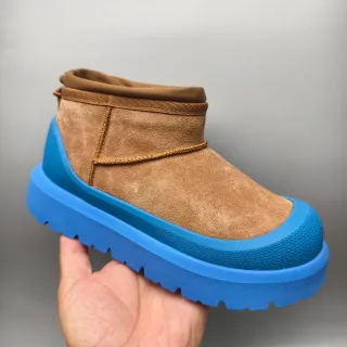 UGG Estilo Tasman Ante Tan y Botas de Nieve de Plataforma Azul