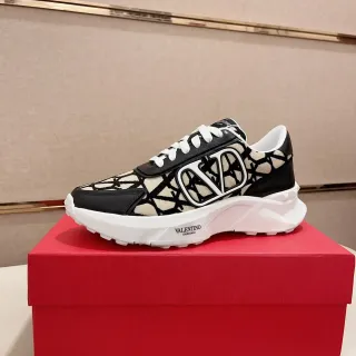 Valentino أحذية رياضية أسود بيج جيومتريك جاكارد أعلى واسعة VLogo Cage نمط حياة