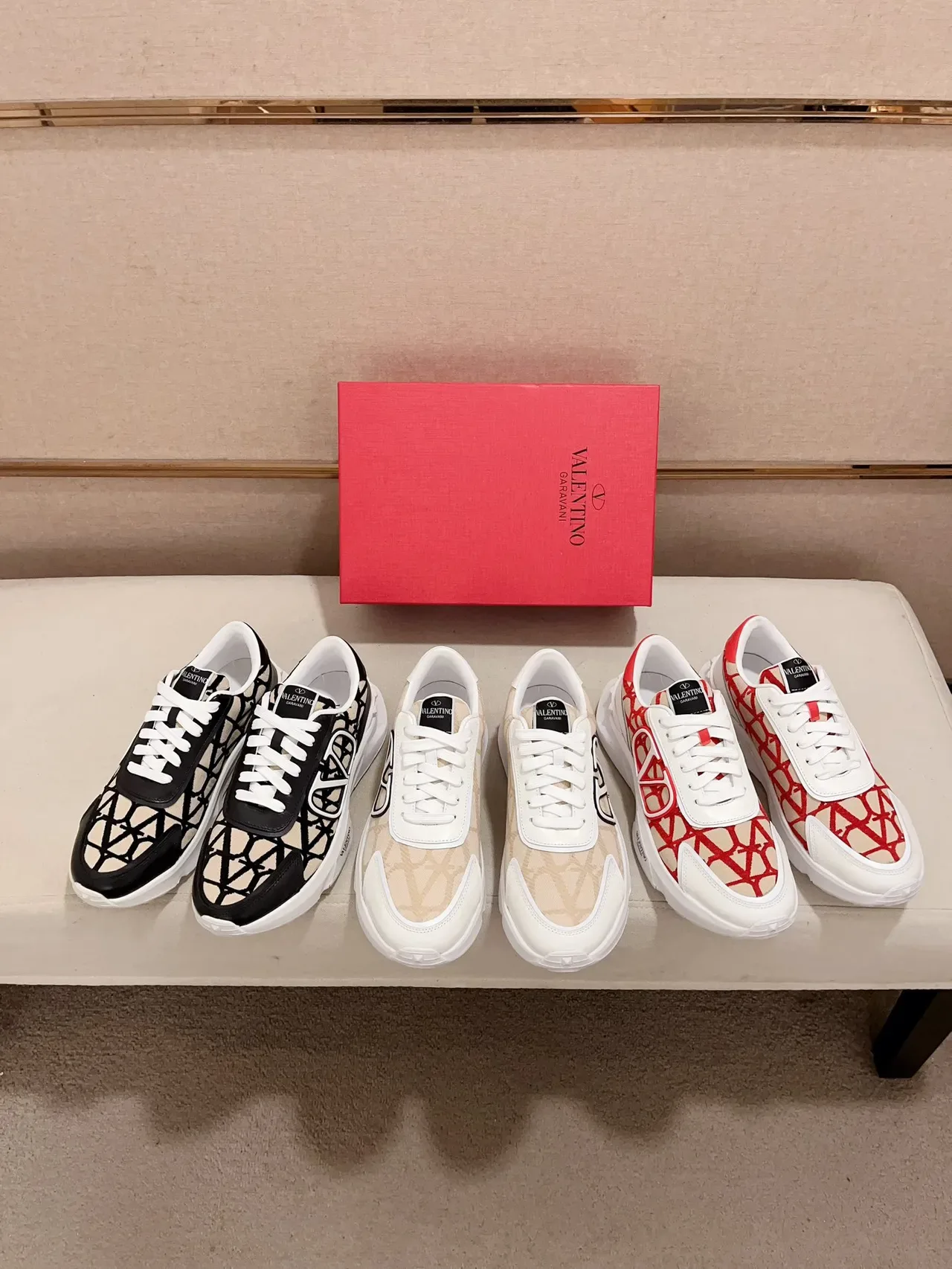 Valentino Sneakers Lifestyle Noir Beige Geometric Jacquard Upper Oversized VLogo Cage 2
