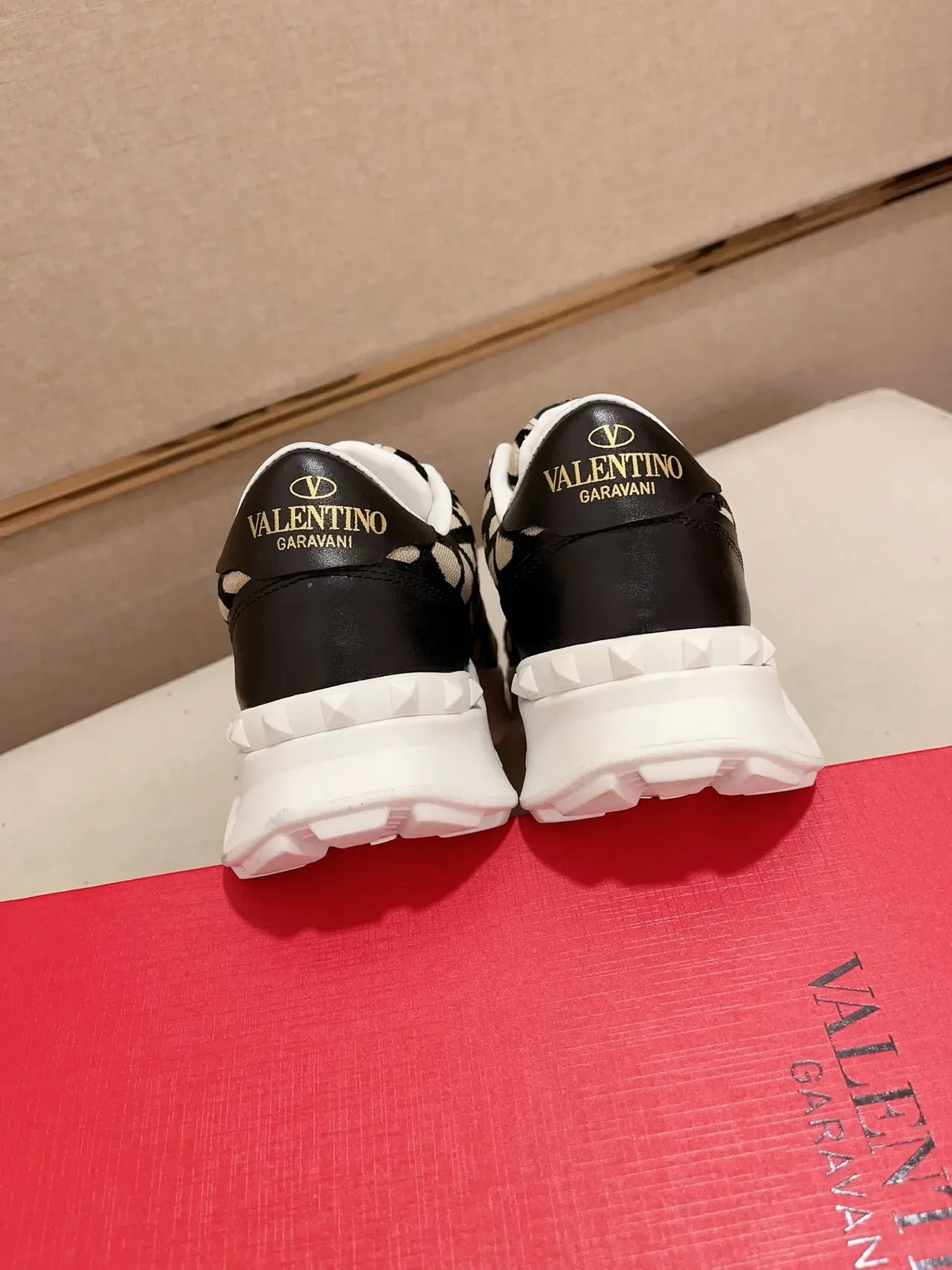 Valentino Sneakers Lifestyle Noir Beige Geometric Jacquard Upper Oversized VLogo Cage 4