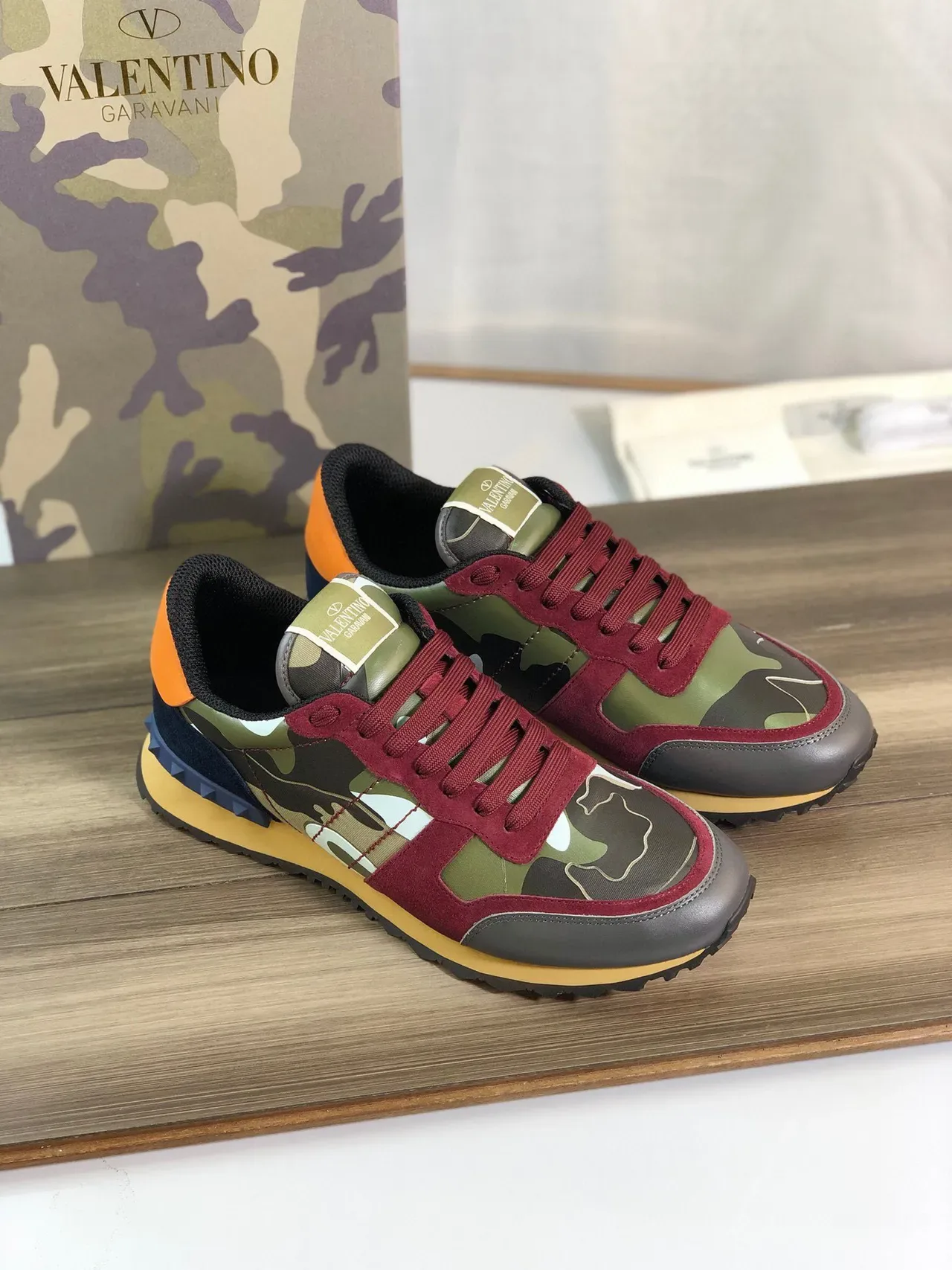 Valentino Camuflagem e Borgonha Camurça Lifestyle Sneakers 1