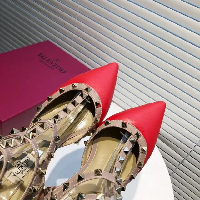 Valentino Rojo Beige con Tachuelas y Correa Múltiple 4