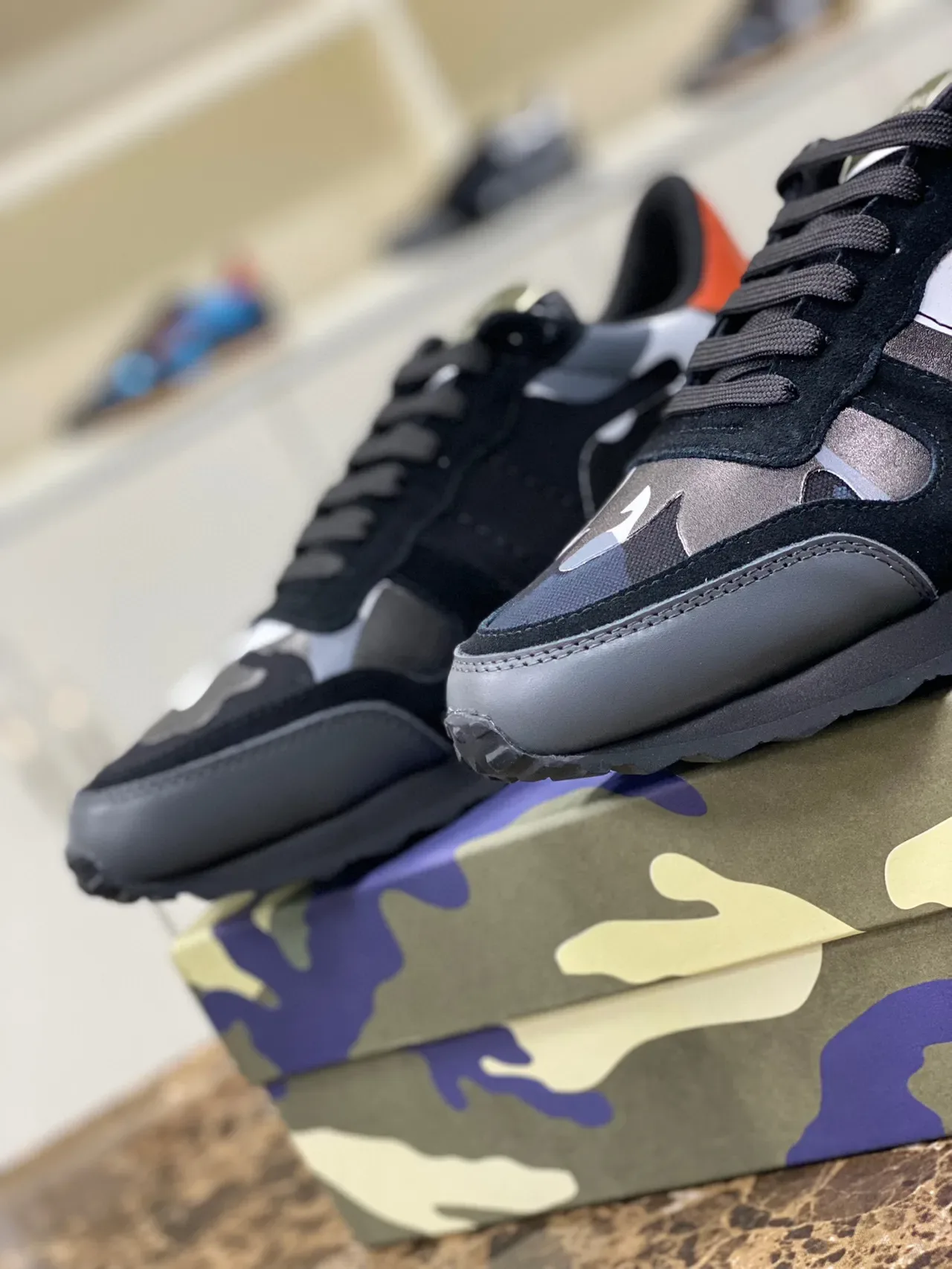Valentino Rockstud Camo Print Cuir suédé et Nylon Sneakers Lifestyle 8