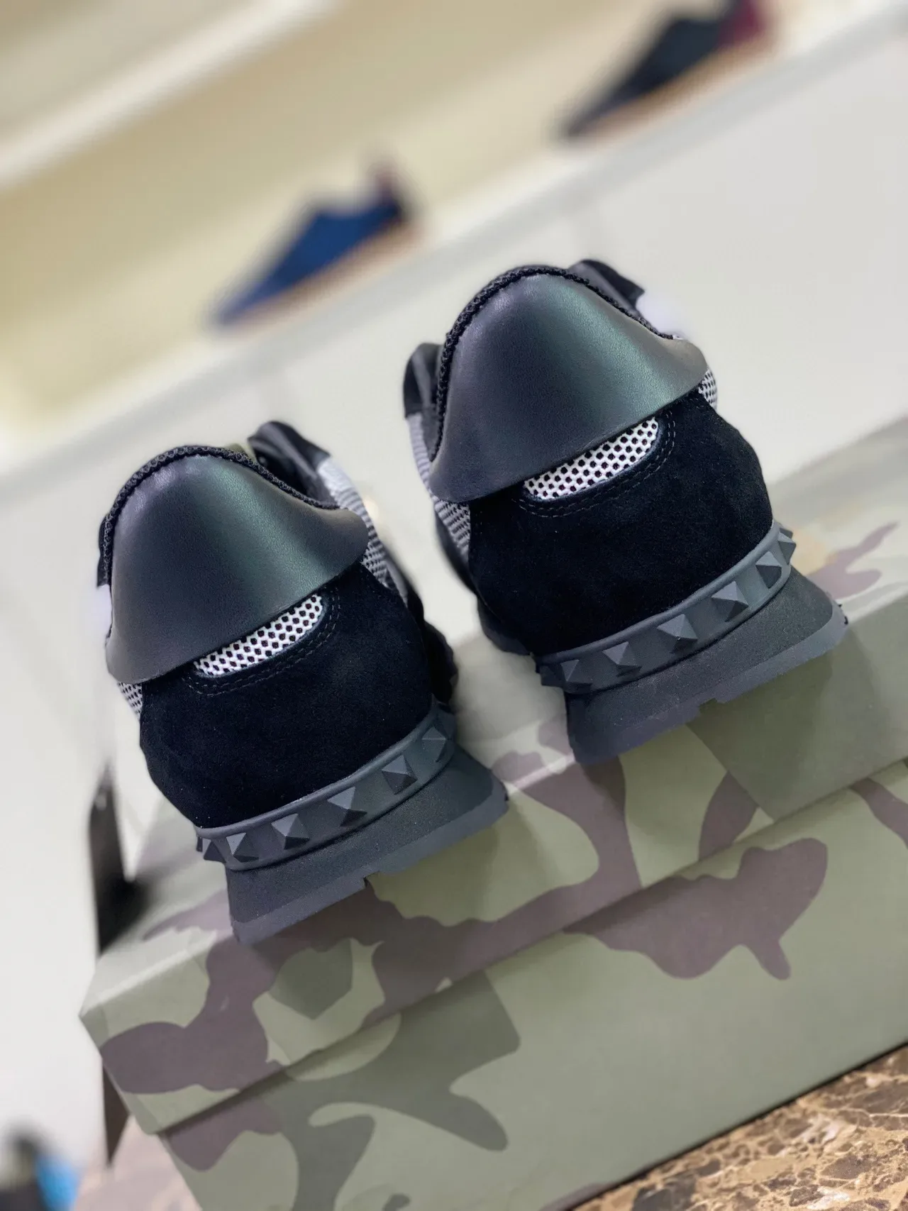 Valentino Rockstud Camouflage Mesh et Suède Lifestyle Sneakers 7