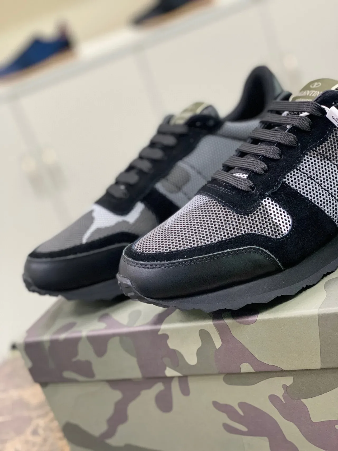 Valentino Rockstud Camouflage Mesh et Suède Lifestyle Sneakers 8
