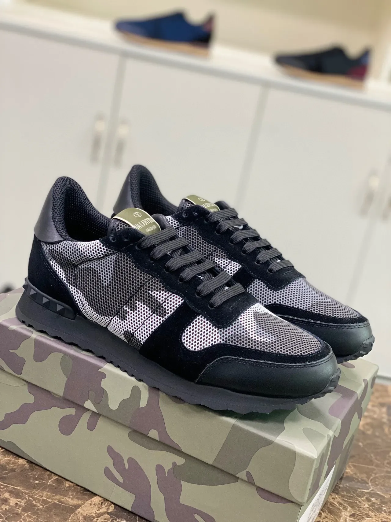 Valentino Rockstud Camouflage Mesh et Suède Lifestyle Sneakers 9