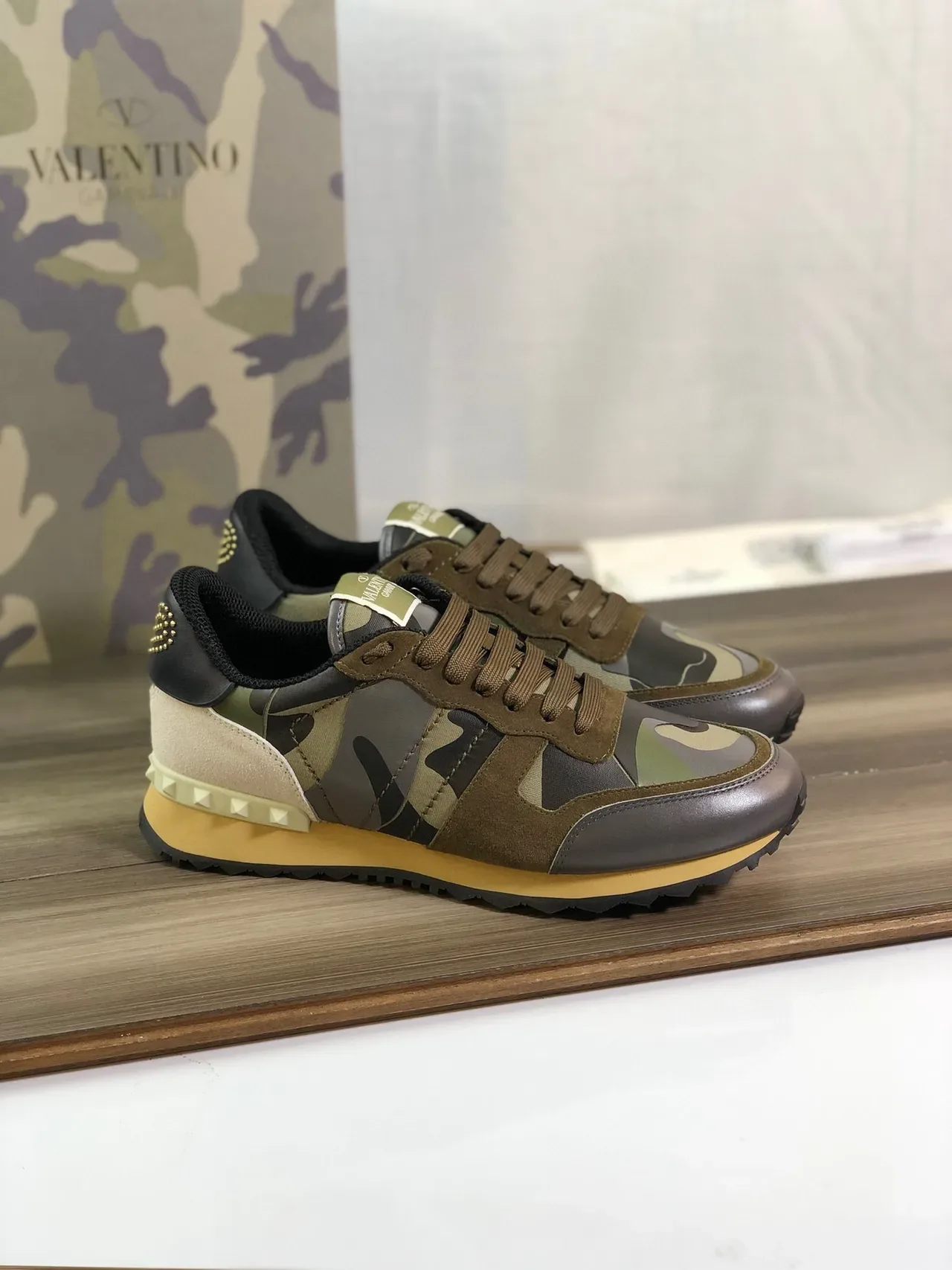 Valentino Rockstud Sneakers Lifestyle à impression camouflage 1