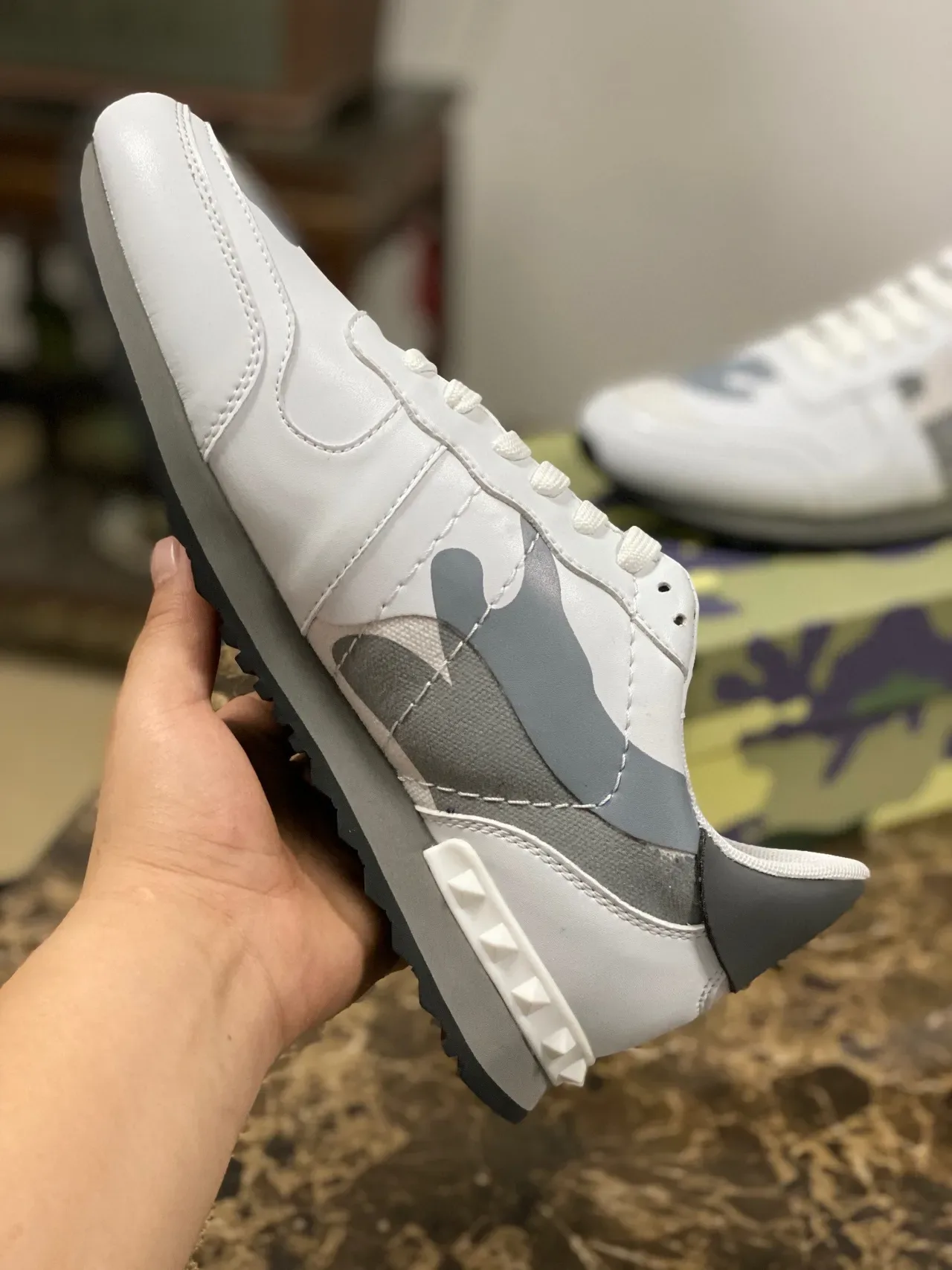 Valentino Rockstud Camouflage Blanc Gris Sneakers Lifestyle 3