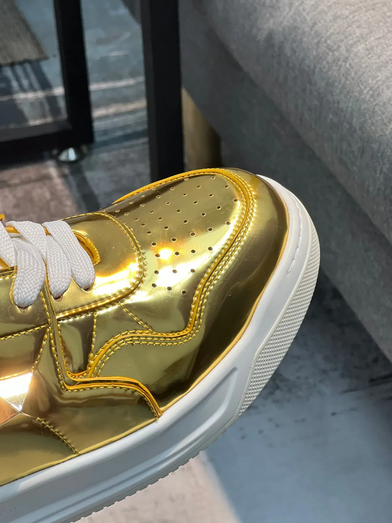 Valentino Rockstud Metallic Gold tênis lifestyle 2